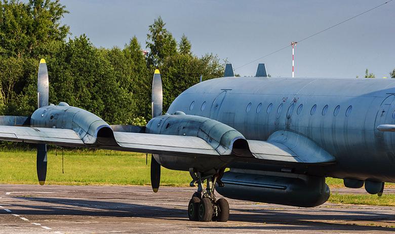 Архивное фото военного самолета Ил-20 радиоэлектронной разведки и РЭБ на базе Ил-18 на аэродроме