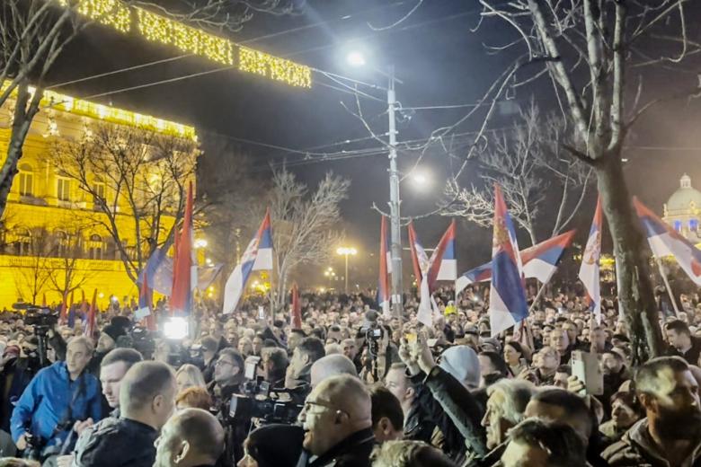 Сербия. Белград. Сторонники блока «Сербия против насилия» во время митинга у здания городской администрации
