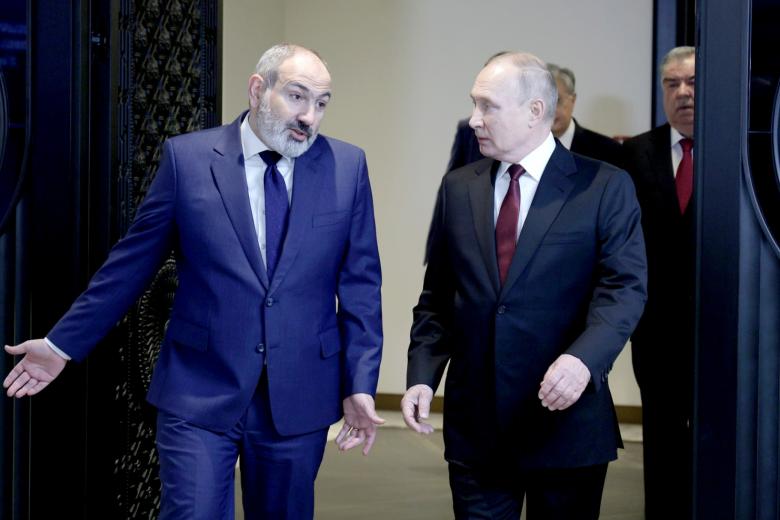 Владимир Путин с премьер-министром Республики Армении Николом Пашиняном перед началом заседания Совета коллективной безопасности ОДКБ в узком составе