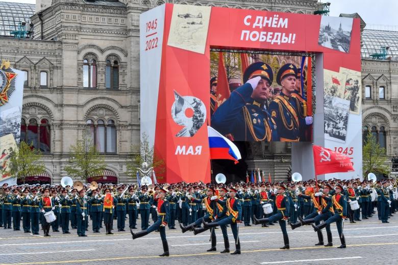 Военнослужащие 154-го отдельного комендантского Преображенского полка несут Знамя Победы