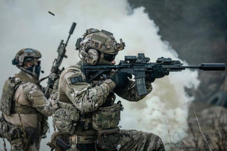 Военнослужащие вооруженных сил Украины в зоне боевых действий