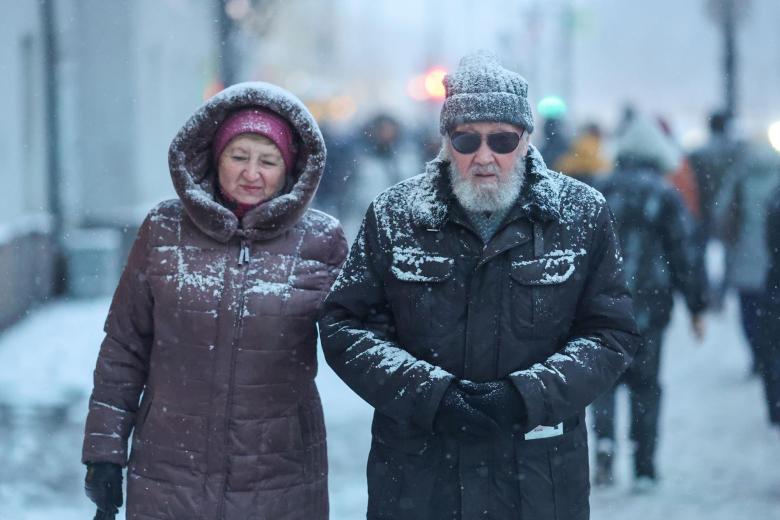 Люди во время снегопада на улицах