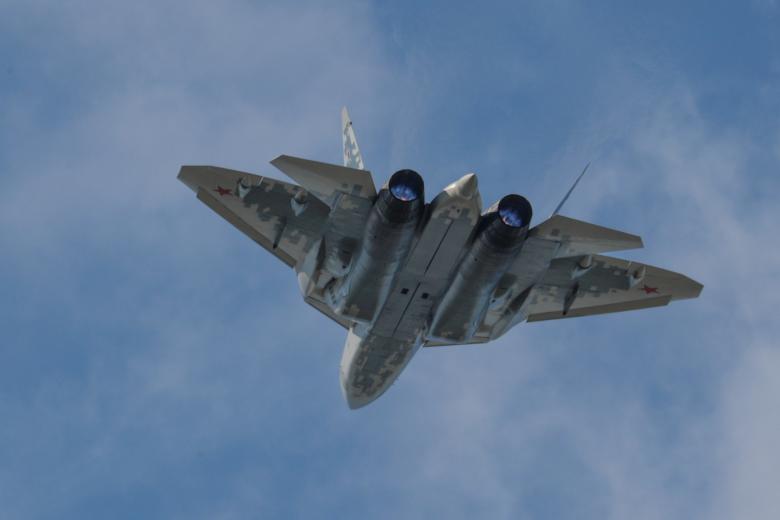 Многоцелевой истребитель пятого поколения Су-57 