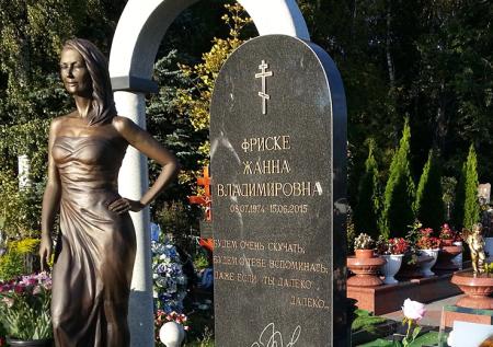 Фриске купили себе дешёвые места на кладбище рядом с могилой дочери
