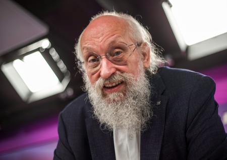Вассерман рассказал, как заменяет предметы из жилетки в Госдуме