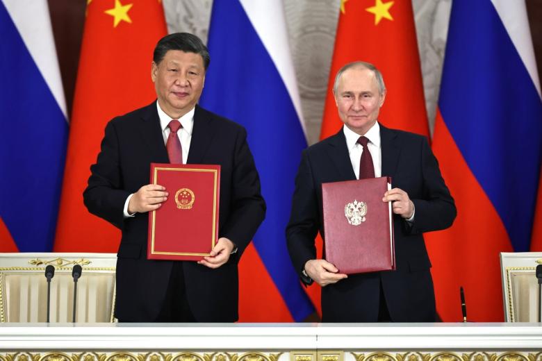 Президент РФ Владимир Путин и председатель КНР Си Цзиньпин (справа налево) во время пресс-конференции после подписания совместных документов в Малахитовом фойе Большого Кремлевского дворца