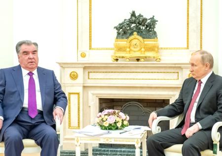 Путин прилетел в Душанбе на встречу с президентом Таджикистана Рахмоном