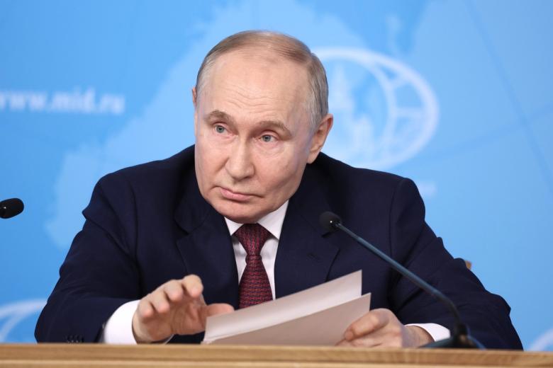 Владимир Путин на встрече с руководством МИД