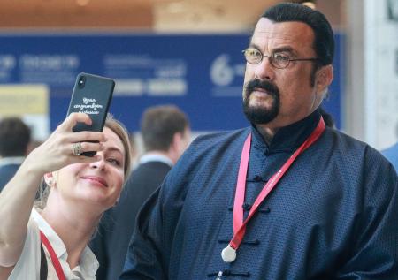 Зачем мировым звёздам российское гражданство