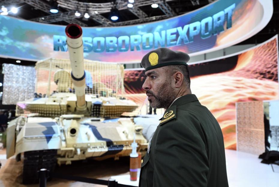 Посетитель у танка Т-90МС на стенде Рособоронэкспорта на выставке IDEX-2025