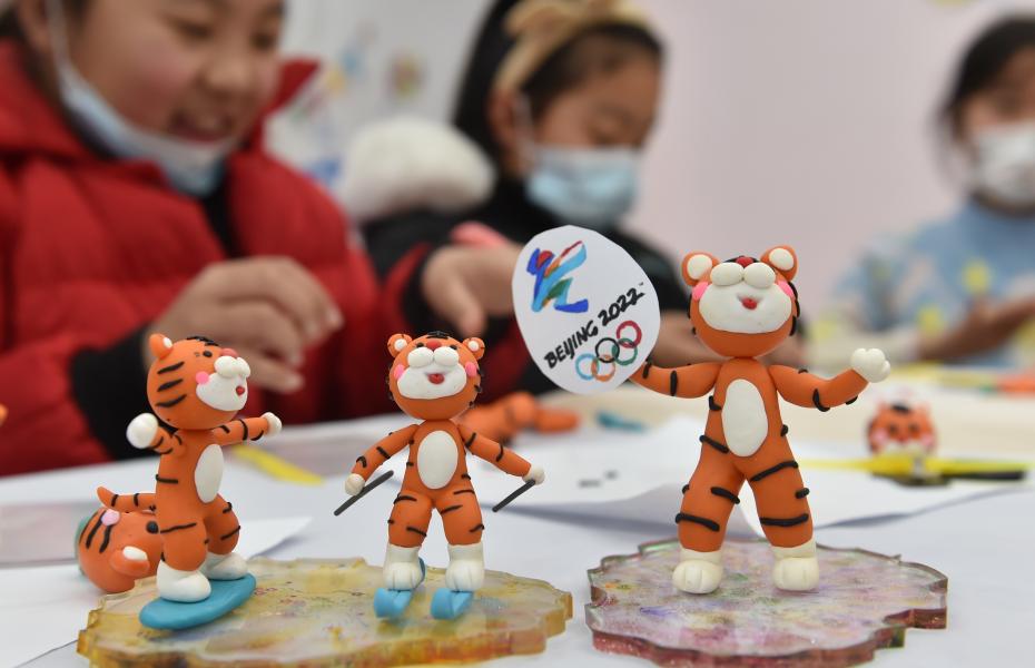 Школьники слепили из глины «милого тигра» зимних Олимпийских игр