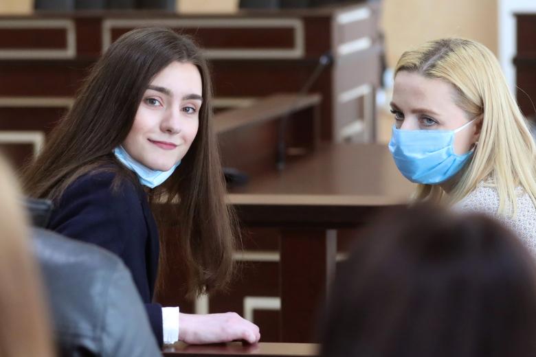 Белоруссия. Гродно. Гражданка РФ Софья Сапега (слева) с адвокатом во время оглашения приговора