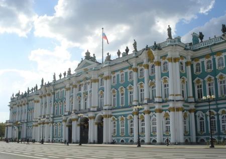 Охранник Эрмитажа сломал нос сыну владельца банка, пока тот искал QR-код