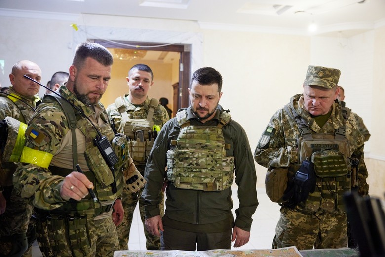 Владимир Зеленский (в центре)