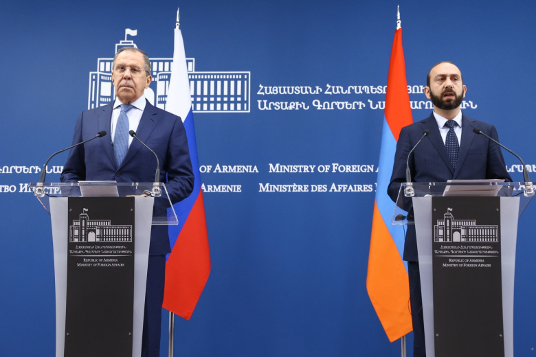 Министр иностранных дел РФ Сергей Лавров и министр иностранных дел Армении Арарат Мирзоян (слева направо) во время пресс-конференции по итогам встречи в здании МИД Армении