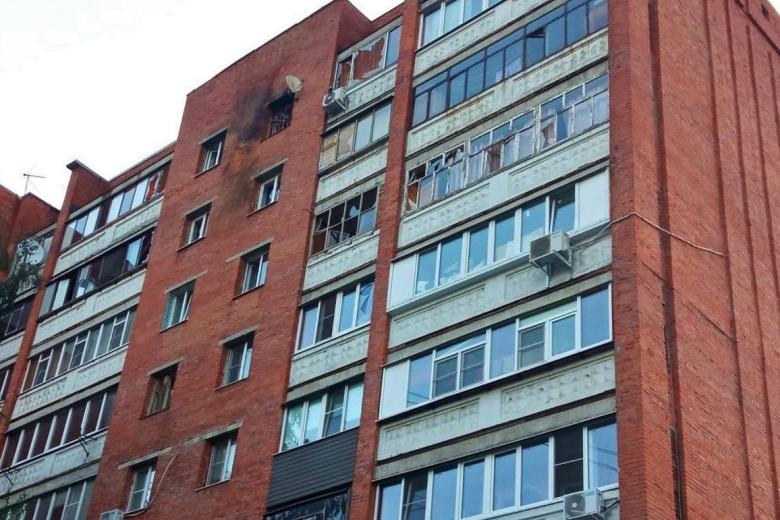 Последствия удара беспилотника в многоквартирный дом на ул. Карла Маркса в Курске