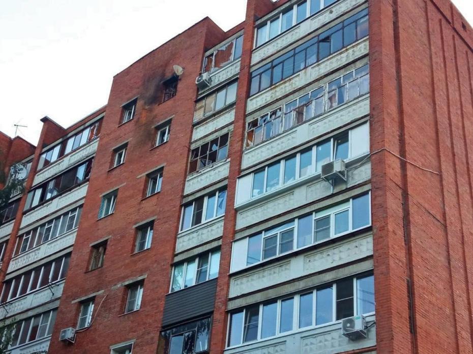Последствия удара беспилотника в многоквартирный дом на ул. Карла Маркса в Курске