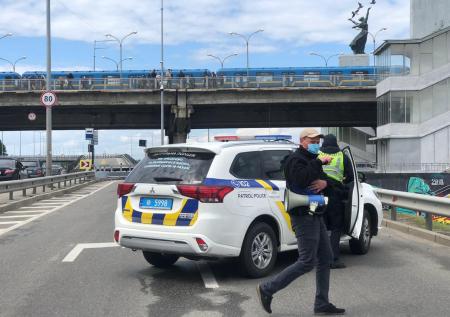 В Киеве мужчина пригрозил взорвать метромост