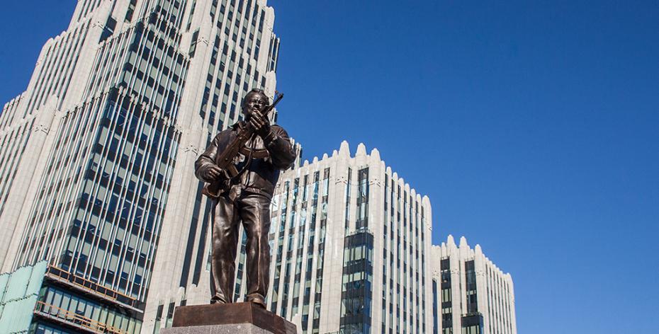Памятник Михаилу Калашникову в Москве