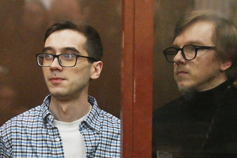 Журналист Тамерлан Бигаев (слева) и бывший коммерческий директор холдинга Ксении Собчак «Осторожно медиа» Кирилл Суханов