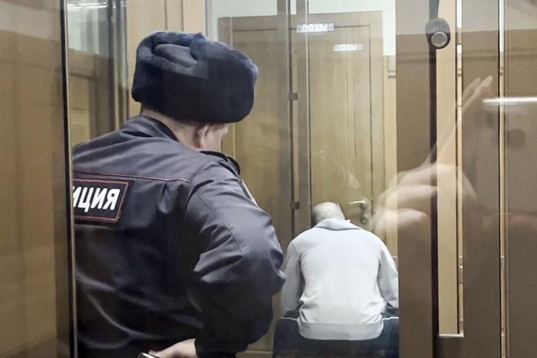 Радик Тагиров (справа), обвиняемый в убийстве 31 пожилой женщины в 15 городах России, во время заседания в зале Верховного суда Татарстана