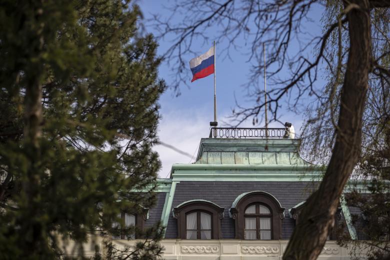 Российский флаг на здании дипмиссии РФ в Праге, Чехия