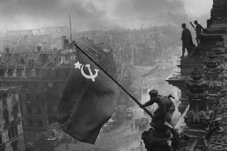 Солдаты Красной армии поднимают Знамя Победы над Рейхстагом, Берлин, Германия, 1945 год
