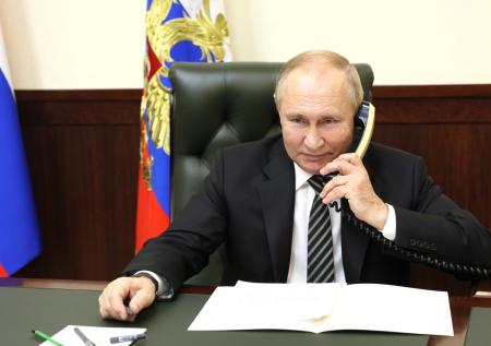 Шрёдер не считает нужным отказываться от общения с Путиным