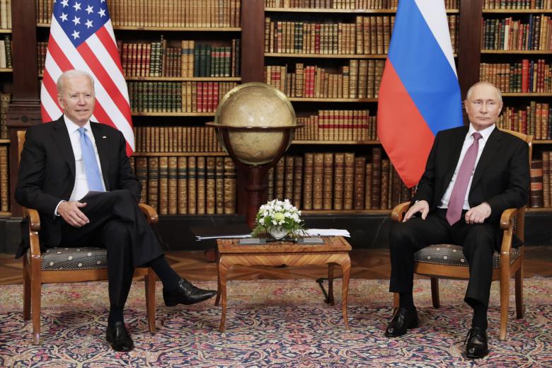 Швейцария. Женева. Президент России Владимир Путин и президент США Джо Байден (справа налево) во время встречи в рамках российско-американского саммита на вилле Ла-Гранж