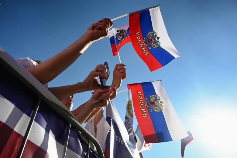 Люди на митинге-концерте в честь вхождения в состав России ДНР, ЛНР, Херсонской и Запорожской областей