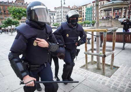 В Испании полицейский встал ногой на горло ребёнку