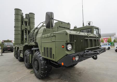 Россия начала поставлять Индии ракетные системы С-400