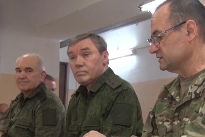 Начальник Генштаба ВС России Валерий Герасимов (в центре)