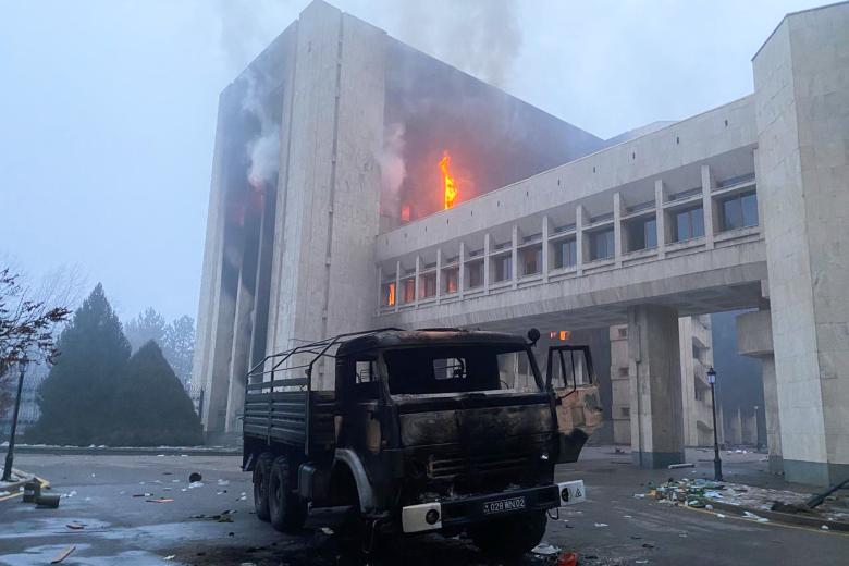 Казахстан. Алма-Ата. Сгоревший грузовой автомобиль возле здания мэрии (акимат)