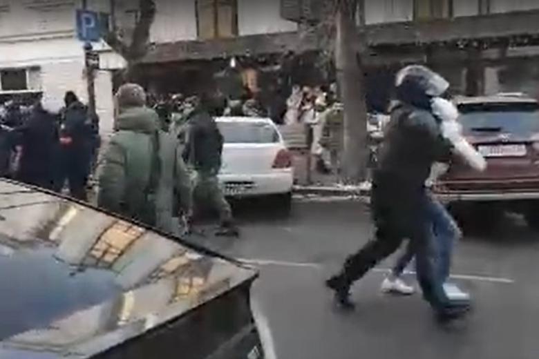 Задержанание участника несанкционированной акции во Владивостоке