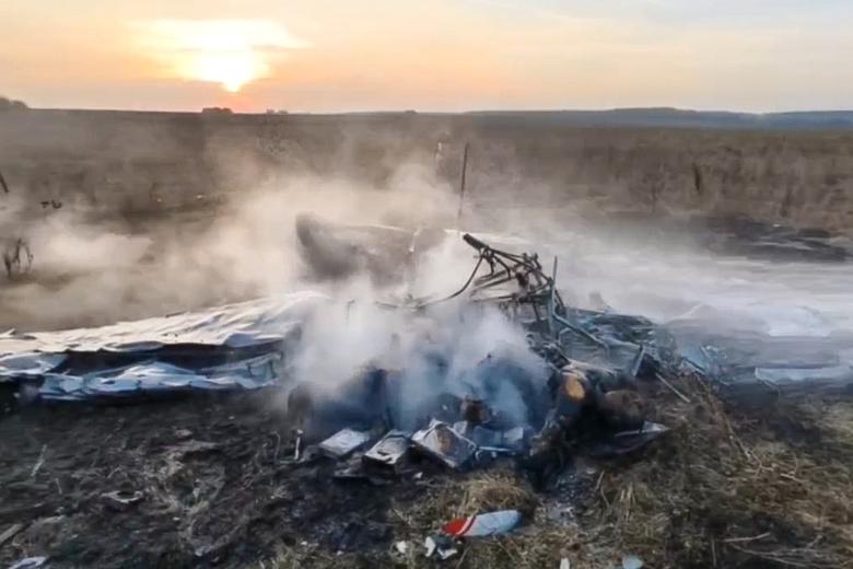Обстановка на месте падения легкомоторного самолета в Мячково