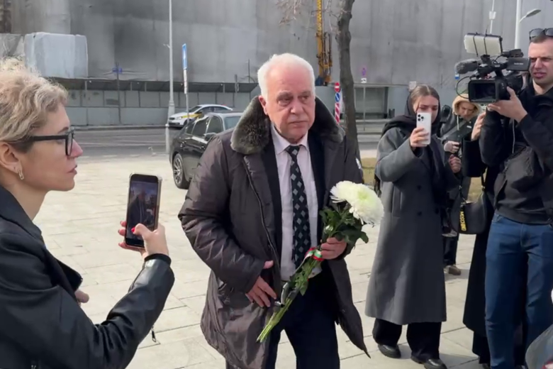 Атанас Крыстин перед церемонией отпевания Бедроса Киркорова в храме Христа Спасителя в Москве