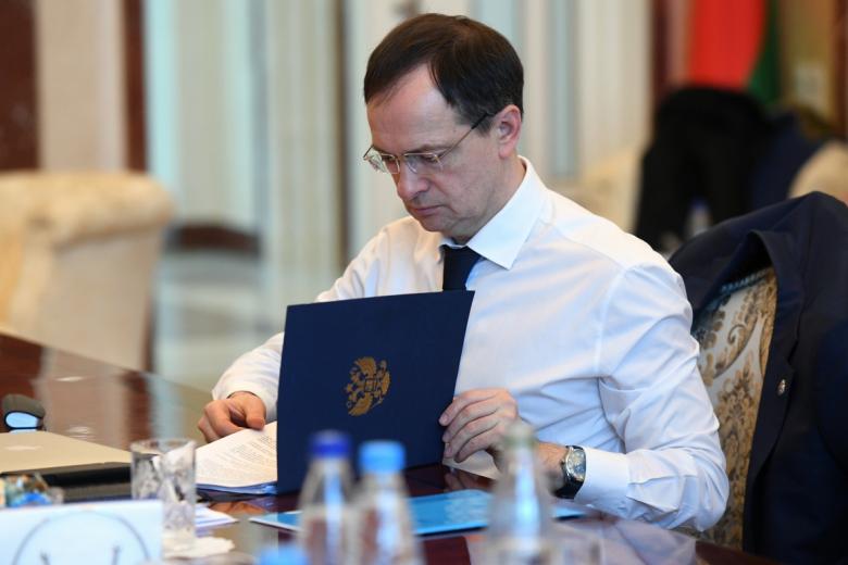 Глава делегации переговорщиков от РФ с представителями Украины Владимир Мединский в посольстве России в Белоруссии в Минске