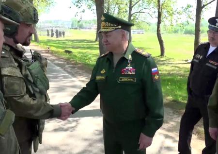 Шойгу проверил подготовку контрактников на полигонах ЗВО