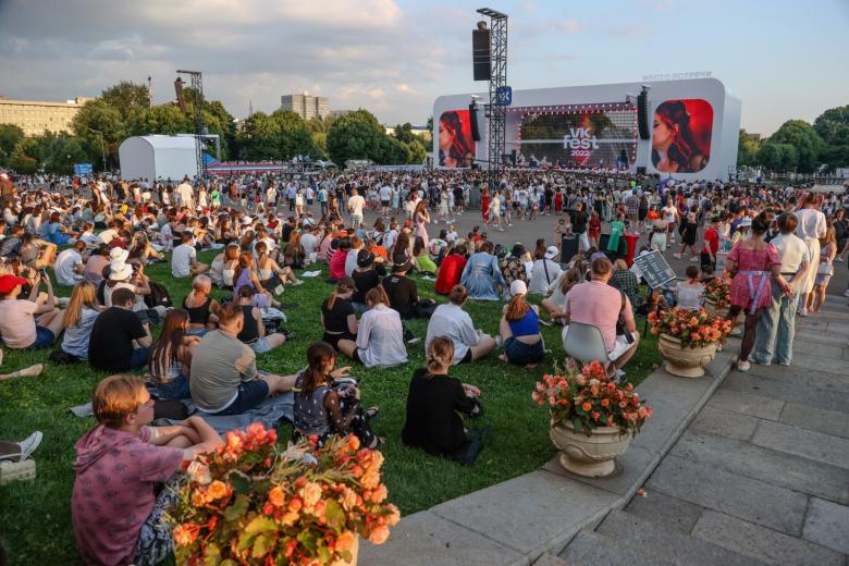 Посетители музыкального фестиваля VK Fest