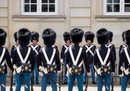Британцы обвинили Королевскую госслужбу в намерении «стереть женщин»