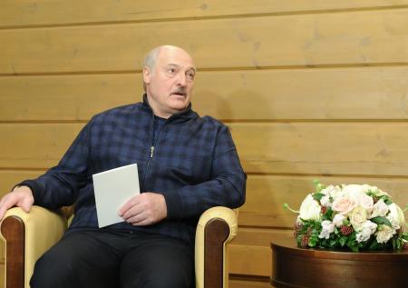 Лукашенко подарил Путину белорусский хамон и сыры