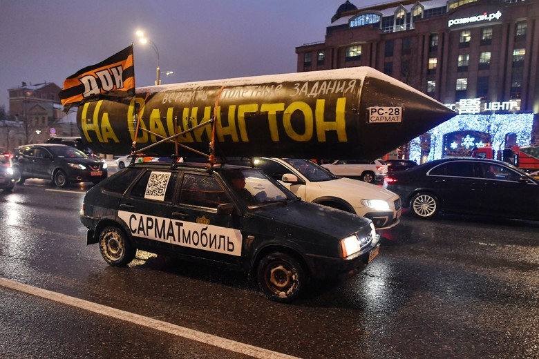Автомобиль ВАЗ-2109 с макетом ракеты, на которой написано «На Вашингтон»