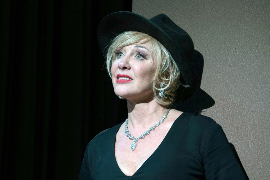 Актриса Елена Яковлева в роли Джулии Ламберт в сцене из спектакля «Театр»