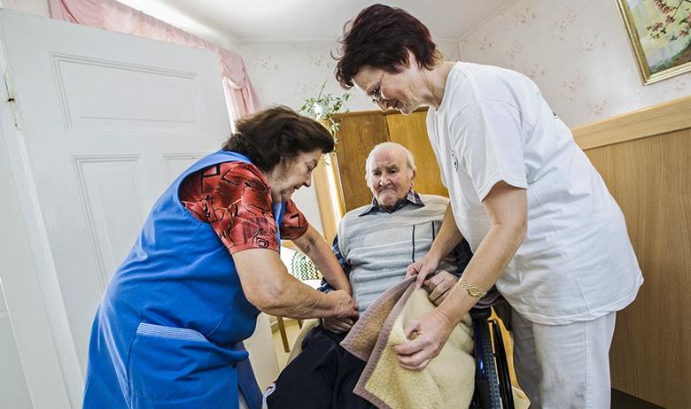 Больной деменцией с работницами социальной и медицинской служб