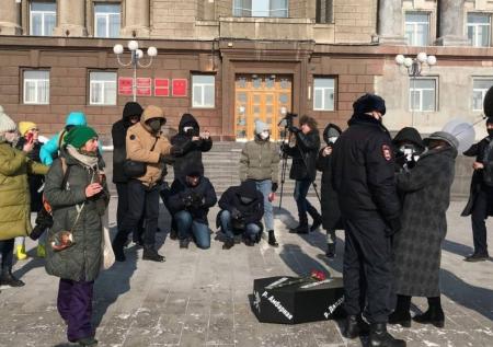 Жительница Красноярска привезла гроб к краевой администрации