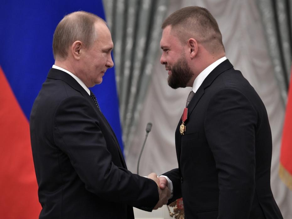 Президент РФ Владимир Путин и тележурналист ВГТРК, координатор Русской гуманитарной миссии в Сирии Евгений Поддубный (справа) во время церемонии вручения государственных наград