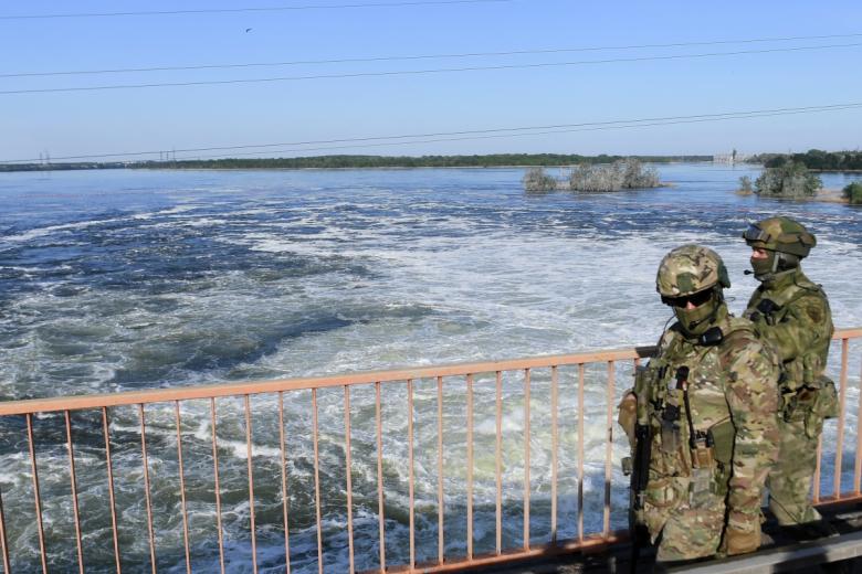 Военнослужащие ВС РФ на дамбе Северо-Крымского канала в Херсонской области