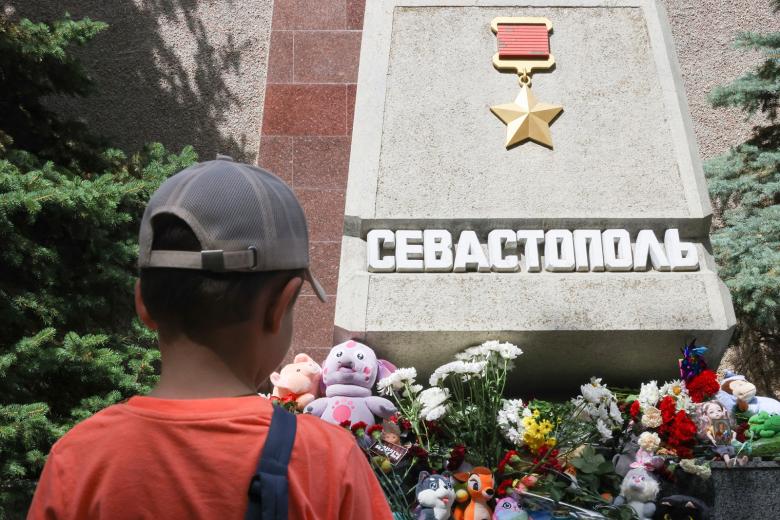 Мальчик около стихийного мемориала в память о погибших в результате атаки со стороны ВСУ, который находится на Аллее городов-героев на площади Нахимова