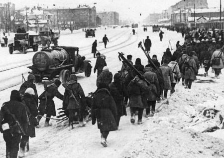 Пиры в обкоме, хлеб с опилками, планы по сдаче: мифы о блокаде Ленинграда